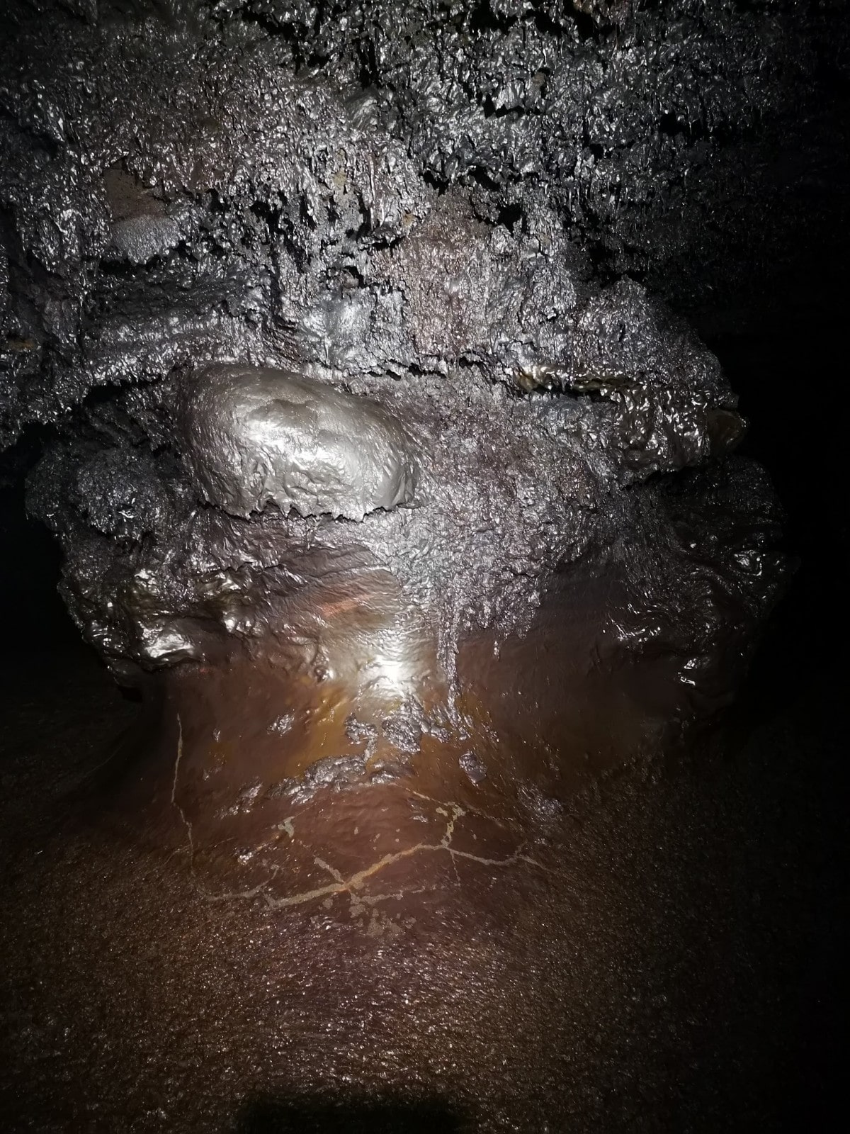 speleologie reunion tunnels de lave volcan magma fossile