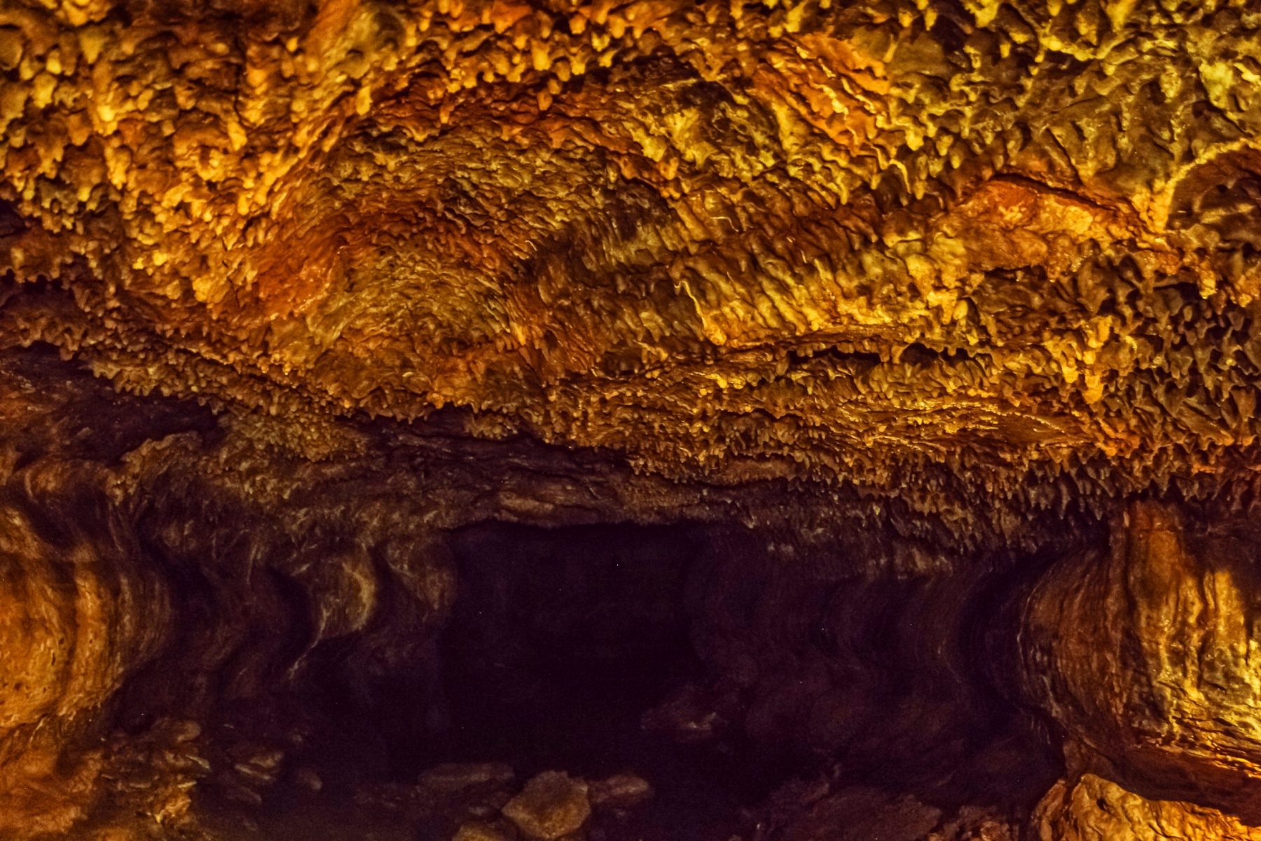 Plafond-stalactites-Tunnel-du-Bassin-Bleu-scaled