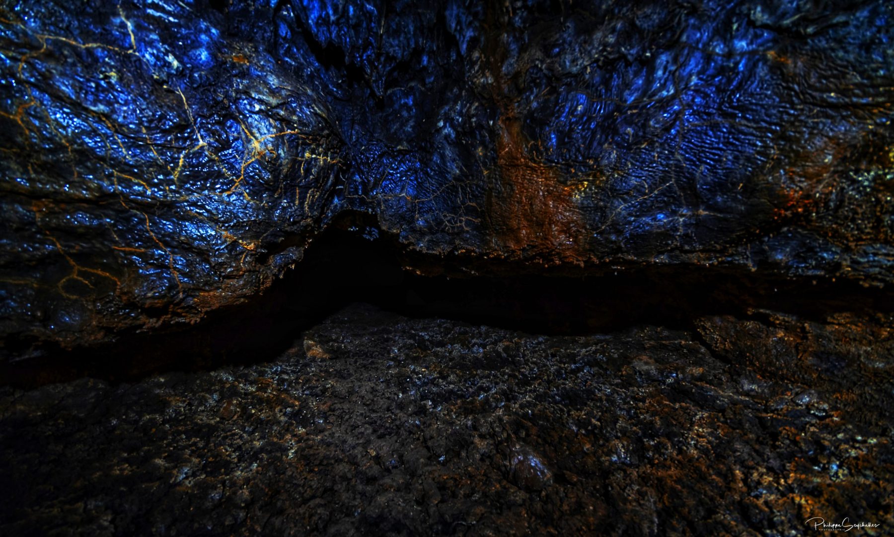 Reflet-bleu-Tunnel-du-Bassin-Bleu-scaled